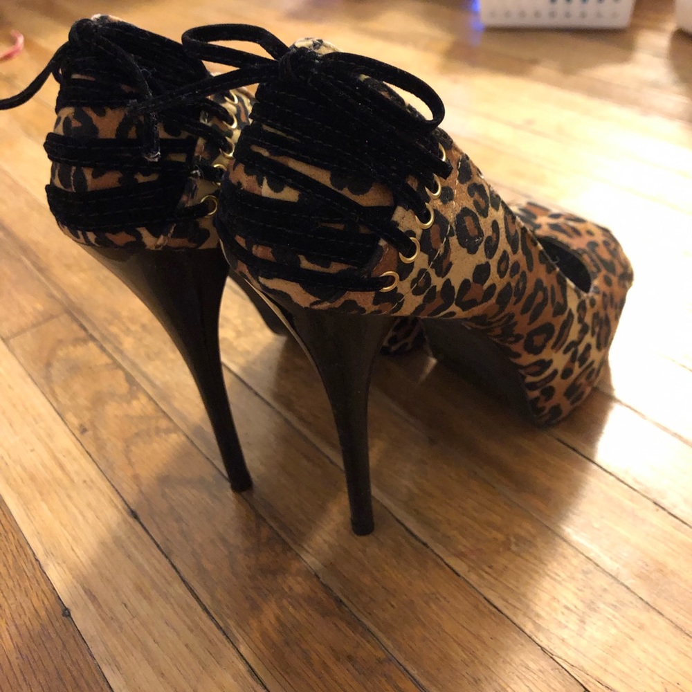 Sexy laced back design cheetah heels!